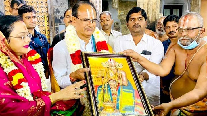 मुख्यमंत्री श्री चौहान ने कांचीपुरम में श्री रामानुजाचार्य स्वामी मंदिर में पूजा-अर्चना की